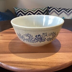 PYREX Homestead Vintage 2.5 qt.  #403 Nesting Mixing Bowl Tan Blue Speckled EUC